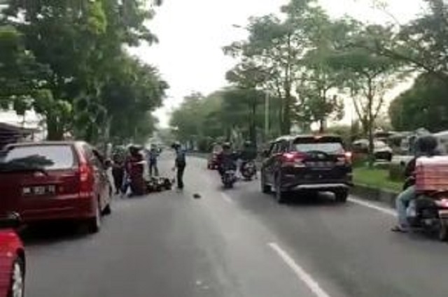 Puluhan Pesepeda Motor Berjatuhan di Jalan Arifin Ahmad Pekanbaru, Ini Penyebabnya