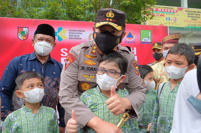 Kapolda Riau Hibur Anak-anak Agar Tak Takut Disuntik Vaksin