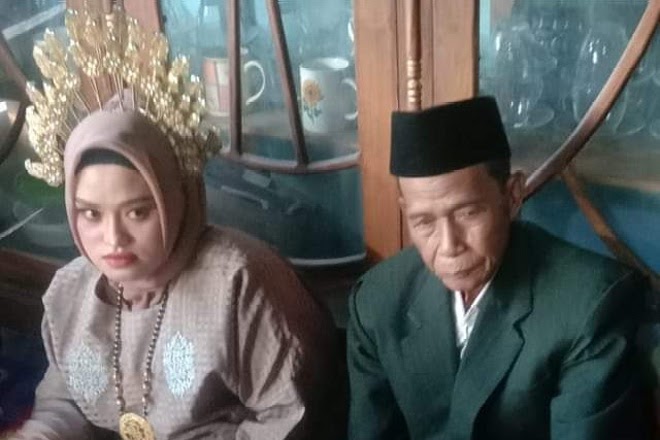 Senangnya Kakek Tua Nikahi Janda Muda 19 Tahun, Gimana Nih Malam Pertamanya?