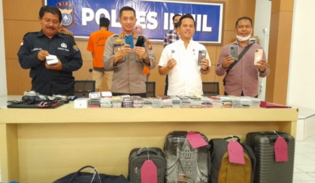 Suami Istri Penyelundup 243 Handphone di Tembilahan Ditangkap, Dibayar Rp 25 Juta oleh Penadah Warga Pekanbaru