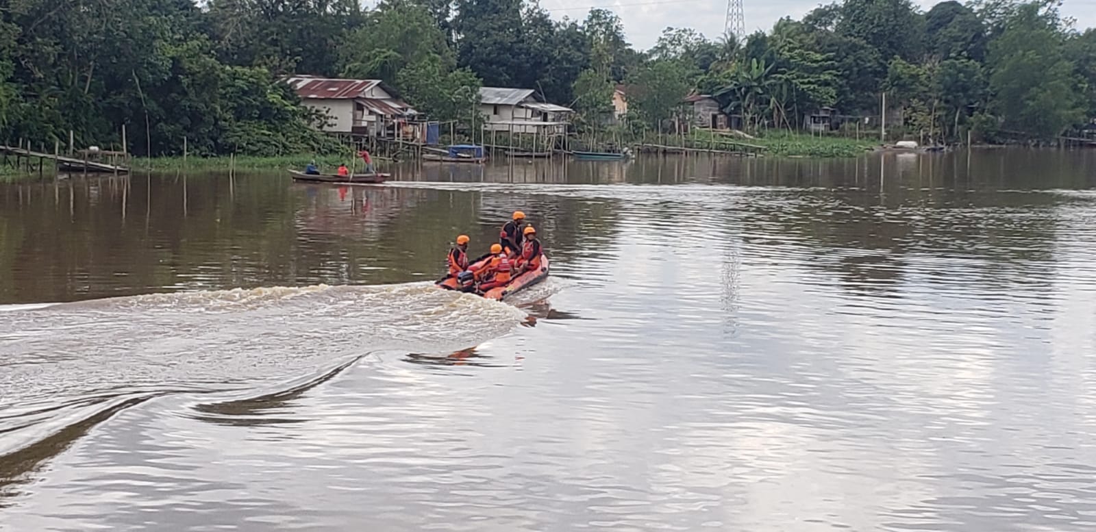 Anak Buah Kapal Maidiling Signal Tergelincir Lalu Hilang Tenggelam di Sungai Siak