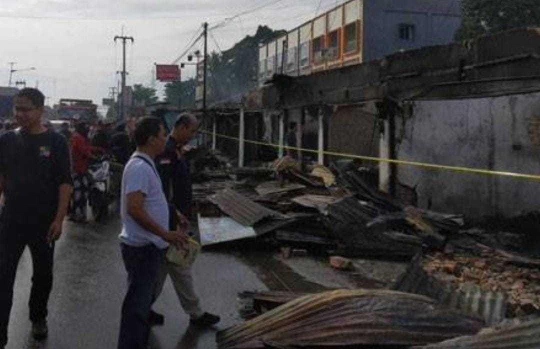 Api Diduga Berasal dari Warung Bakso, 20 Kios di Pekanbaru Hangus Terbakar