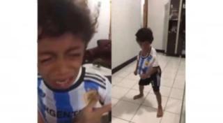 Viral! Tim Kesayangannya Kalah dari Arab Saudi, Bocah Kecil Ini Nangis dan Buang Jersey Timnas Argentina