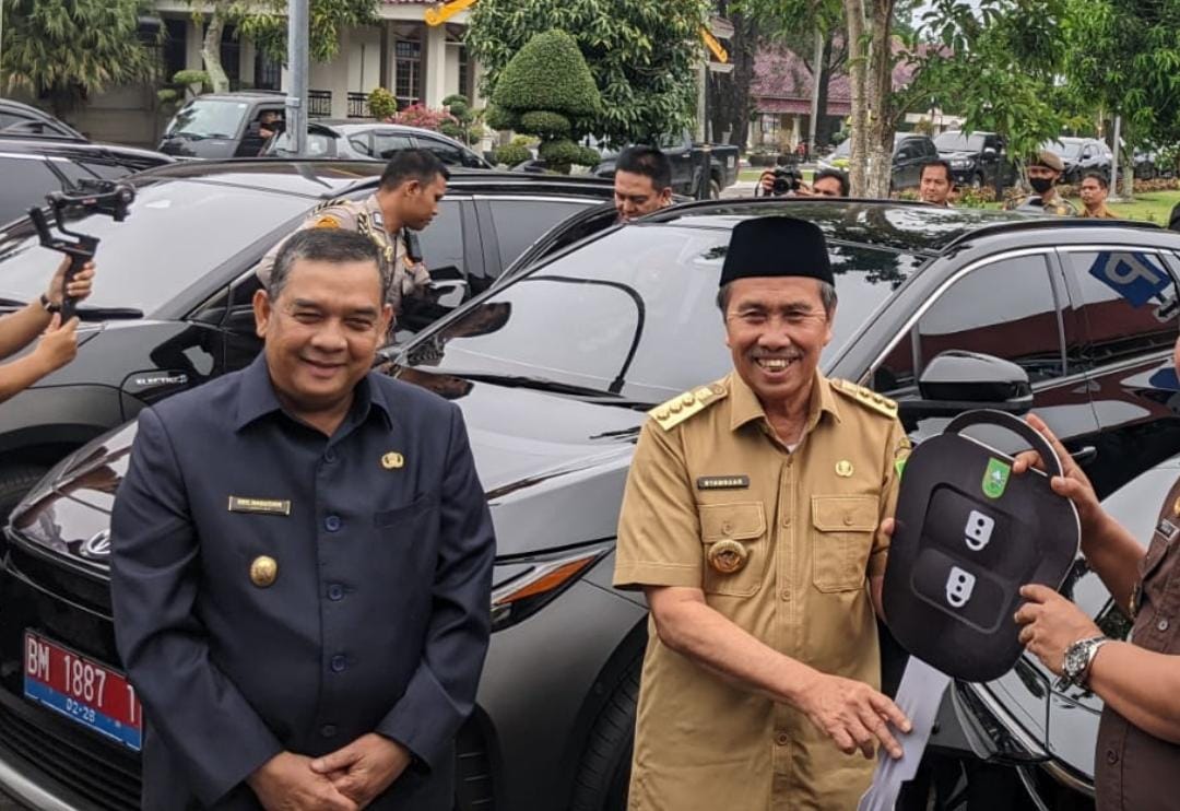 Dinilai Publik Hamburkan Uang Rakyat, Syamsuar Serahkan Mobil Listrik Mewah Sedot APBD Rp 10,4 Miliar ke Forkopimda Riau