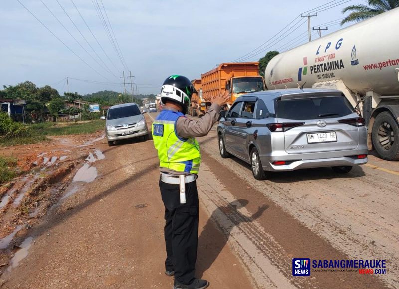 Jalan Nasional Rusak Timbulkan Kemacetan Bikin Repot Pak Polisi di Rokan Hilir