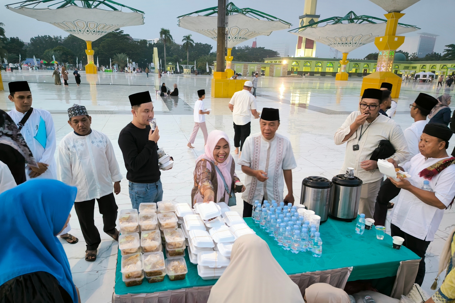 10 Ribu Porsi Makanan dari UMKM Laris Manis pada Pagelaran GSSB di Masjid Raya Annur dari Pemprov Riau