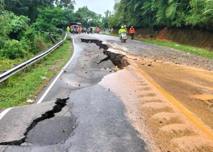Jalan Sumbar-Riau Putus Total Akibat Banjir dan Longsor