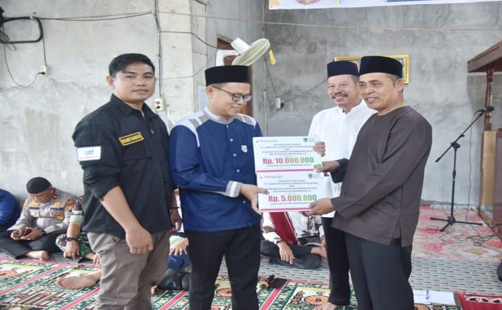 BRK Syariah Serahkan CSR Untuk Tingkatkan Sarana dan Prasarana Masjid di Indragiri Hilir