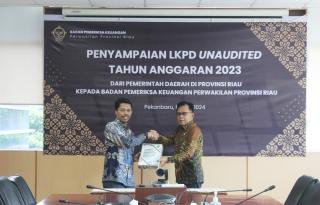 Galeri: Plt Bupati Kepulauan Meranti Asmar Serahkan LKPD Tahun 2023 ke BPK Perwakilan Riau