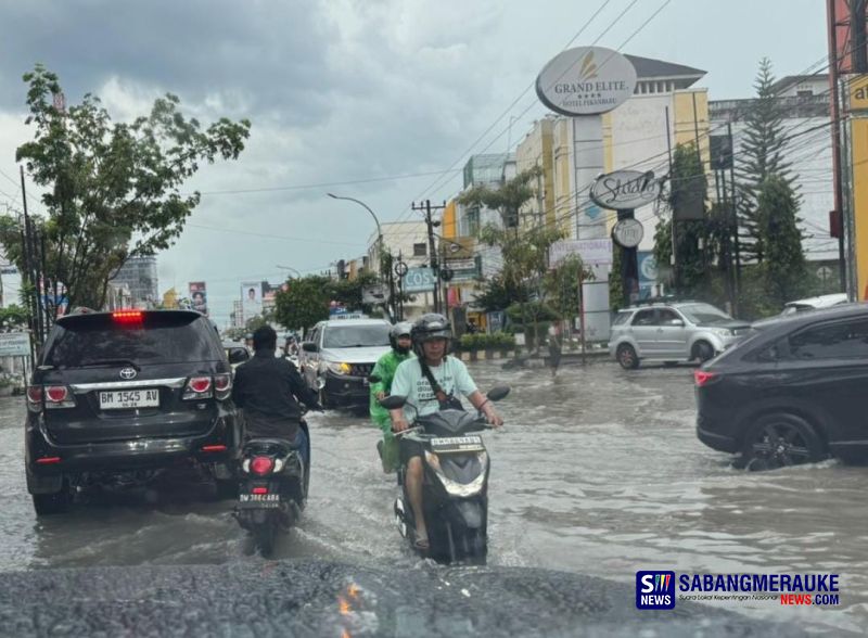 Hujan Deras Rendam Jalan Riau Pekanbaru Picu Kemacetan Lalu Lintas